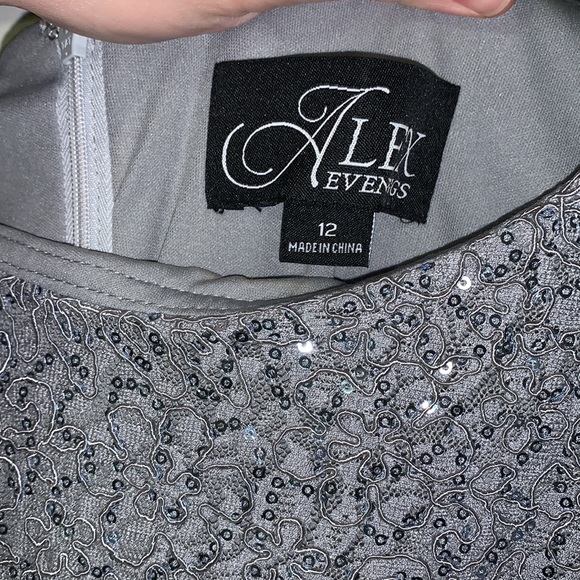 Formal dress - Picture 4 of 6